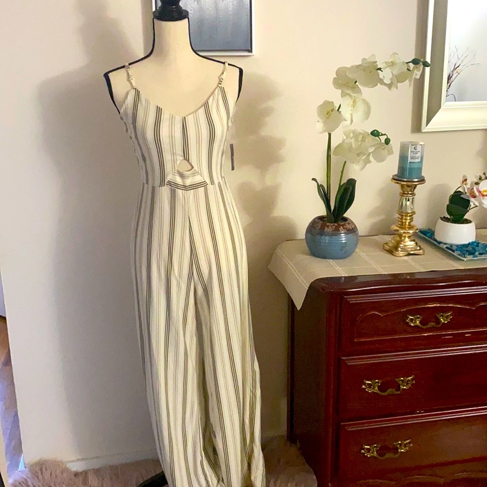 💕☀️NWOT  WOMEN’s summer stripe jumpsuit☀️💕